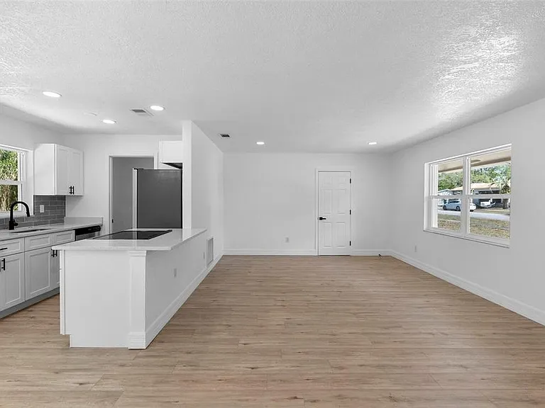 2240 Conway Dr — Photo 10