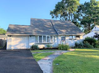 9 Victoria Ln, Levittown, PA 19054