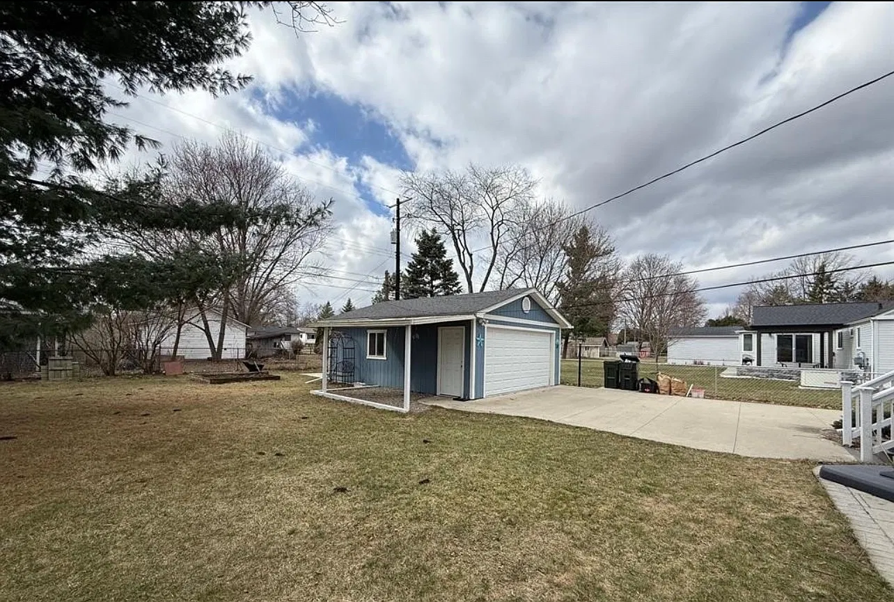 3 bed, 1040 sqft, $2,150 — Photo 3