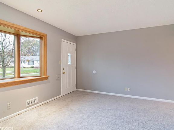 5th image of 276 Deborah Ln