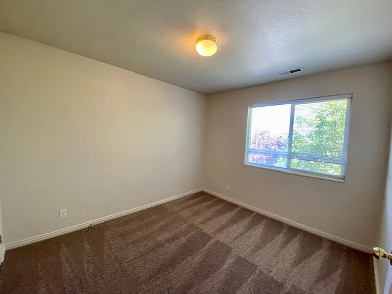 180 E 100 N — Photo 15