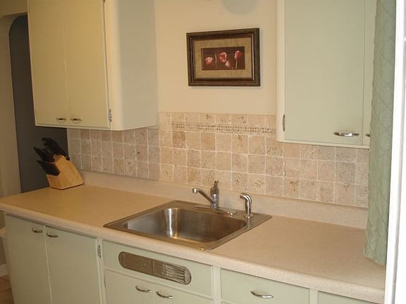 Kitchen with tile backsplash