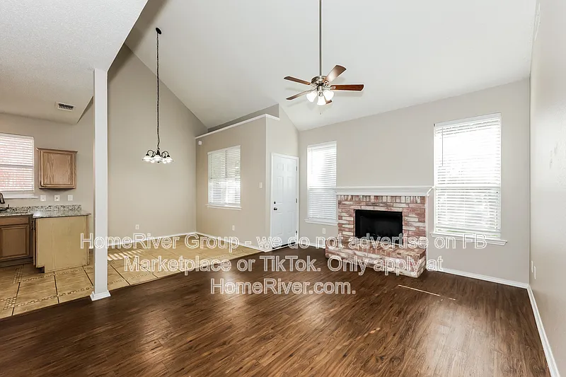 4 bed, 2.5 bath, 2047 sqft, $2,345 — Photo 2