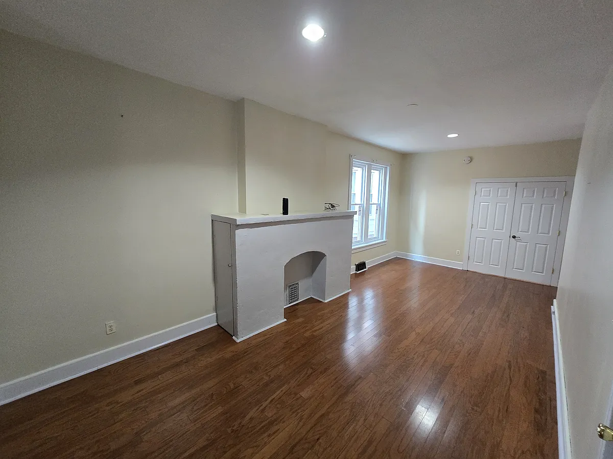 Building Photo - 147 W Douglass St #1