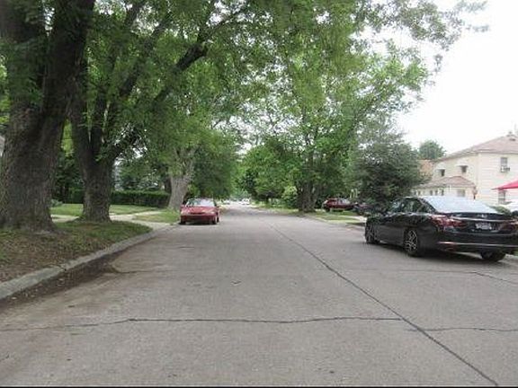 Exterior Neighborhood (street photo)