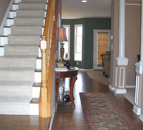 Entry Foyer w/hardwood flooring