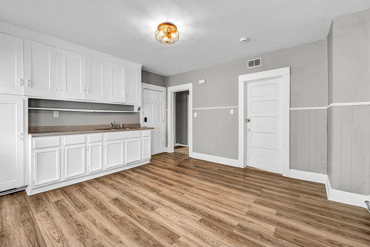 Building Photo - 6808 Lansing Ave #2