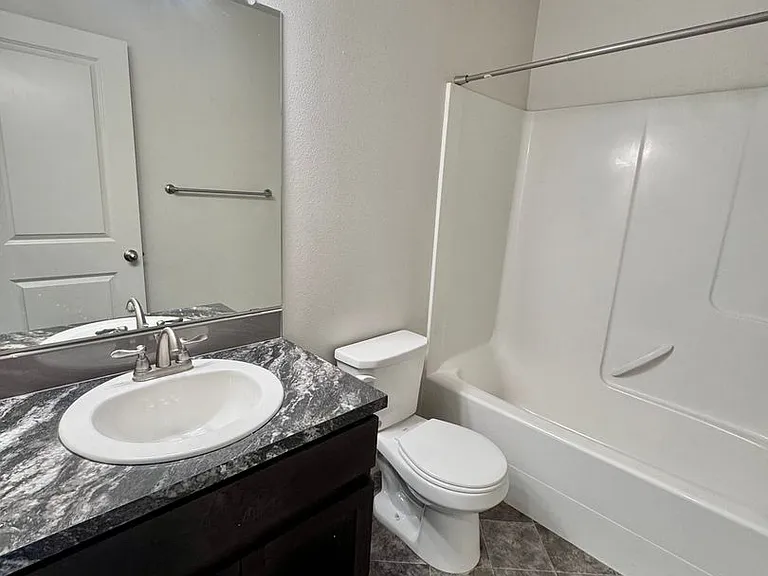 5724 NE 47th St — Photo 32