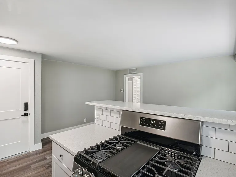 Broadway 46 Apartments — Photo 61