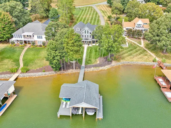 200 Park Shores Cir, Moneta, VA 24121