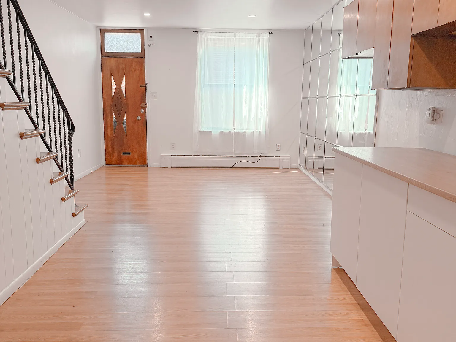 2 bed, 718 sqft, $1,600 — Photo 2