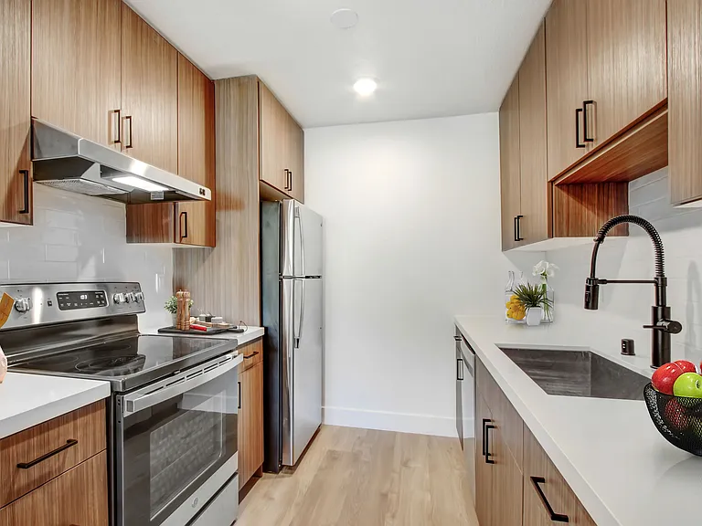 930 N Martel — Photo 16