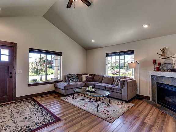 3rd image of 1081 Forestglen Dr