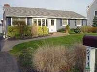 211 Bellevue Rd, Oakdale, NY 11769