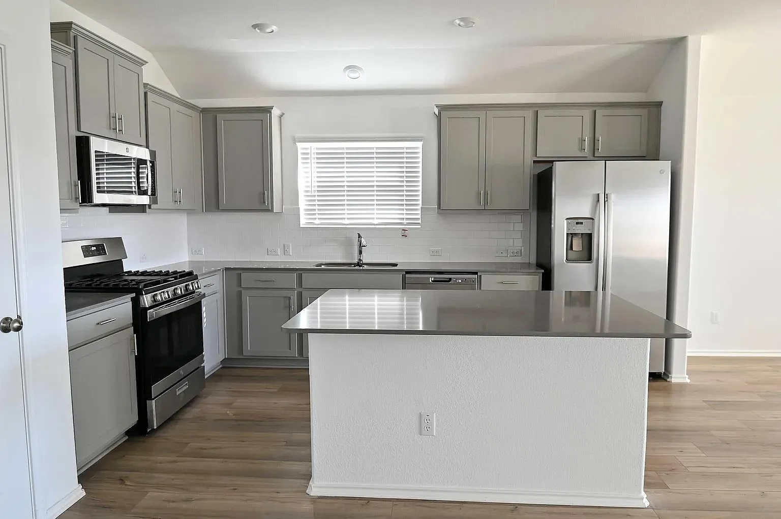 4 bed, 2.0 bath, 1982 sqft, $2,050 — Photo 3