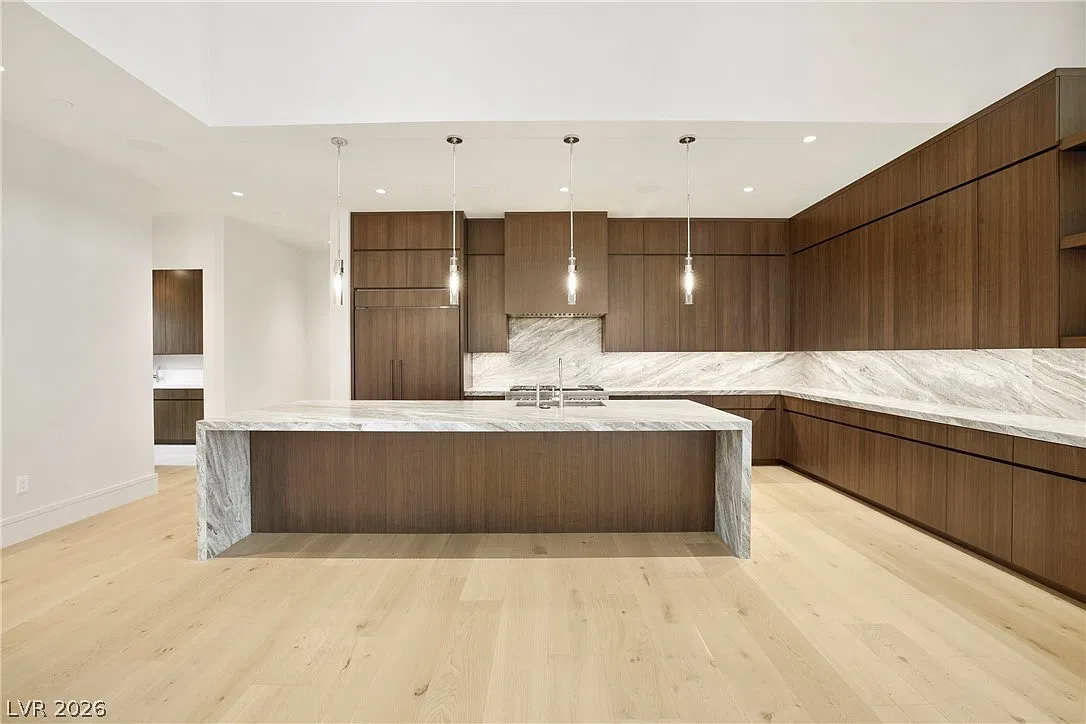 5 bed, 7.0 bath, 5616 sqft, $35,000 — Photo 4