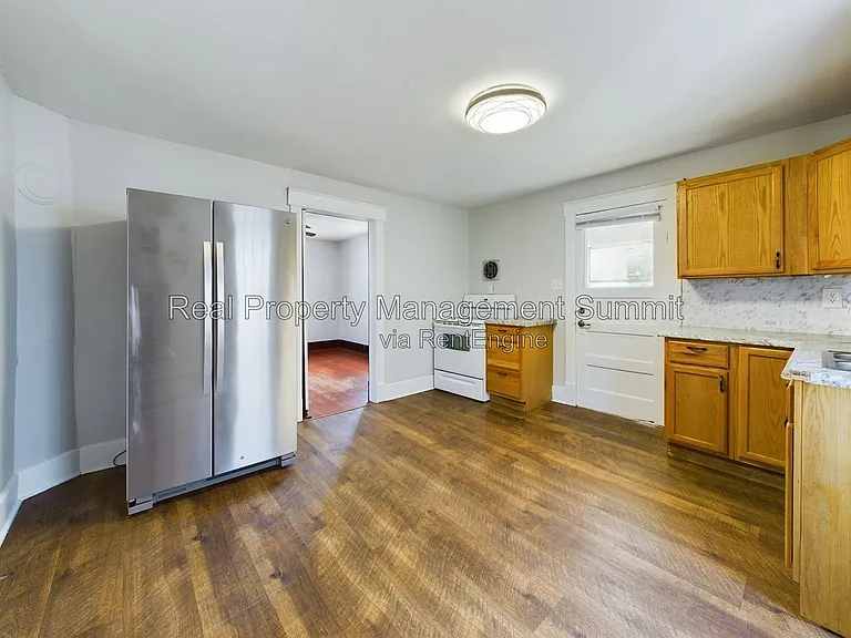 2408 Poplar St — Photo 8