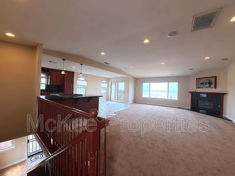 3 bed, 3.0 bath, 2303 sqft, $4,200 — Photo 4
