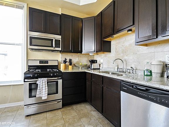 3rd image of 1138 W Addison St #2