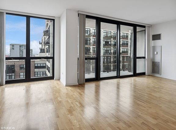 3rd image of 210 S Desplaines St APT 1006