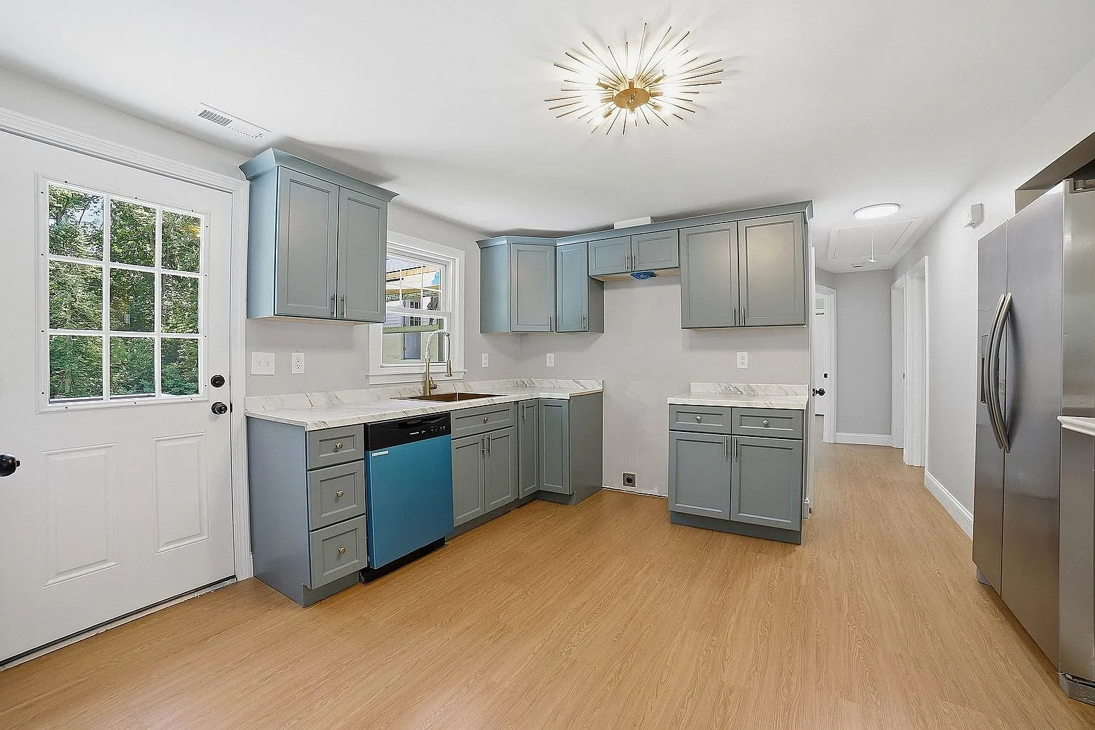 4 bed, 2100 sqft, $3,800 — Photo 2