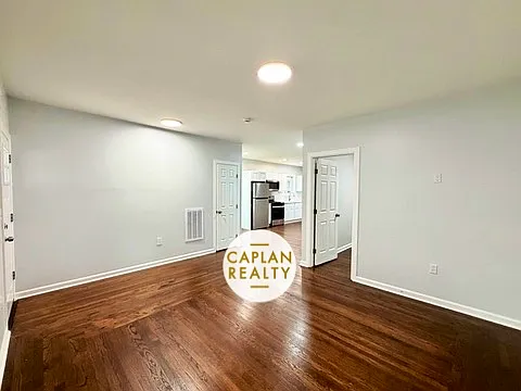 3 bed, 1000 sqft, $2,600 — Photo 3