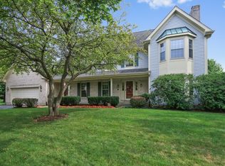 221 Brook Hill Ln, Vernon Hills, IL 60061