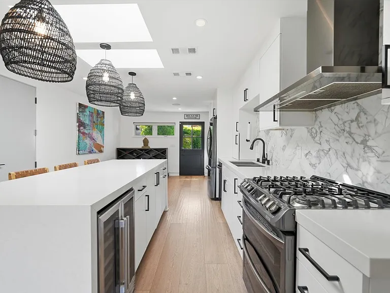 2219 Graham Ave — Photo 21