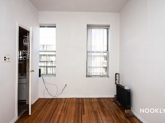 3rd image of 135 Montrose Ave #3R
