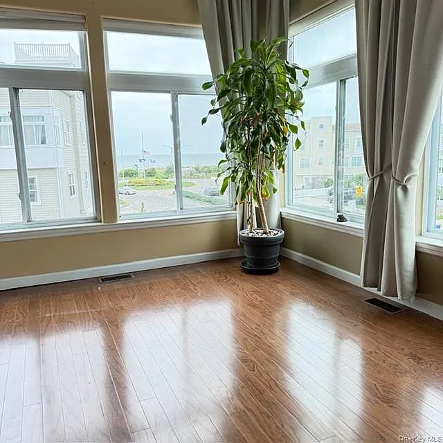 3 bed, 2.0 bath, 1800 sqft, $4,500 — Photo 3