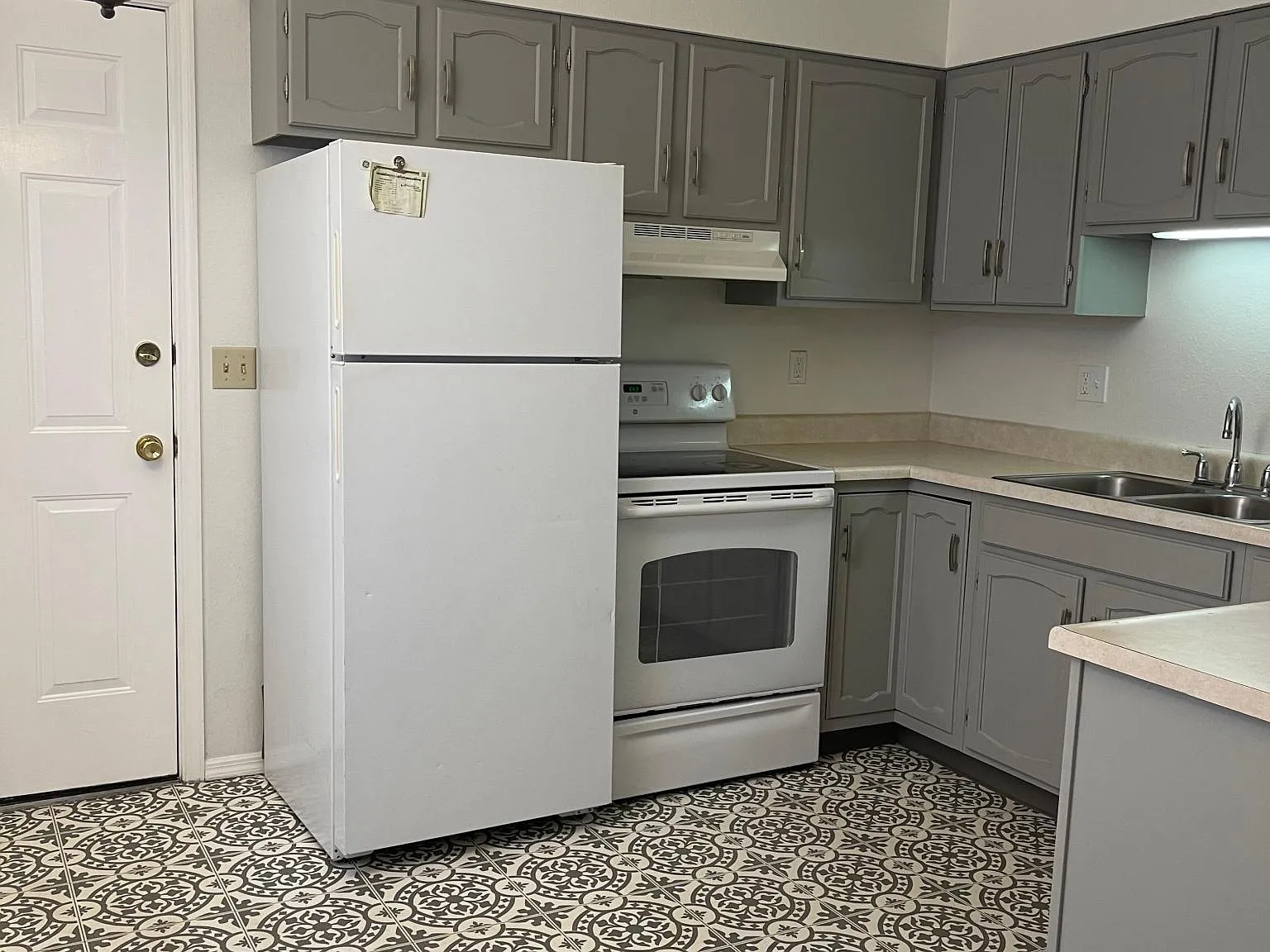 2 bed, 1.5 bath, 1100 sqft, $1,250 — Photo 3