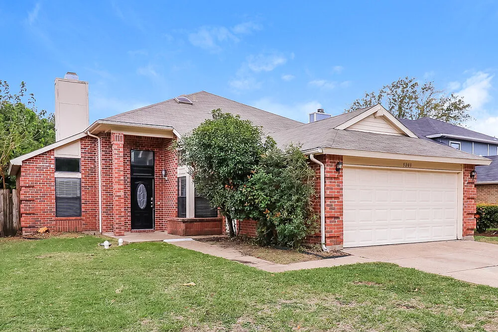 3 bed, 2.0 bath, 1844 sqft, $2,445 — Photo 4