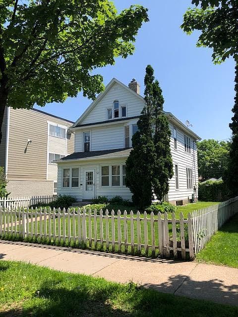 Plenty of front yard space