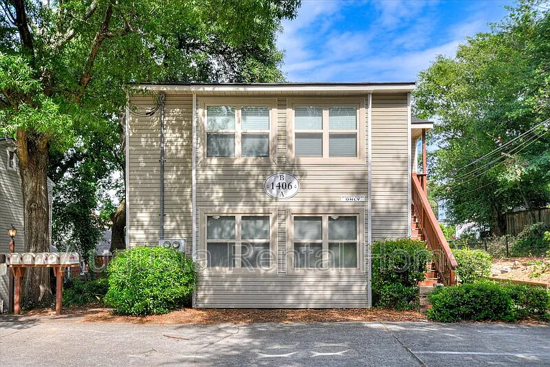 2 bed, 1.0 bath, 800 sqft, $1,195 — Photo 1