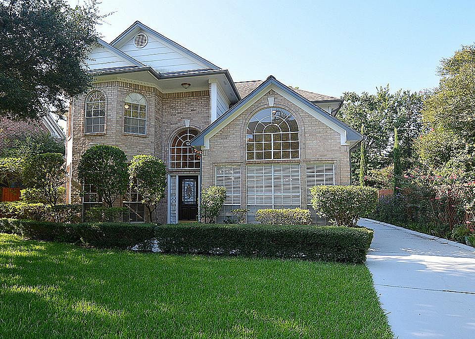 Impeccably maintained traditional brick home in Bellaire.