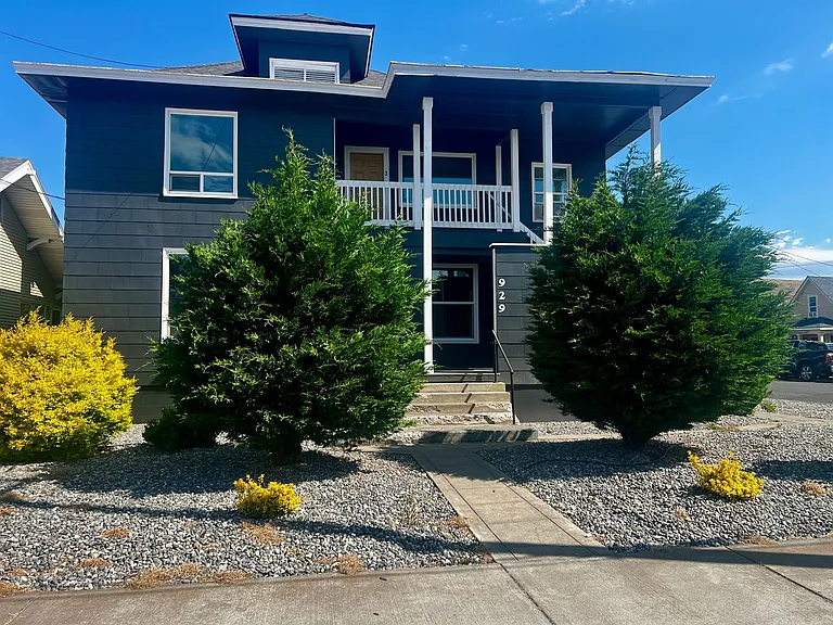 929 SE Court Pl — Photo 2