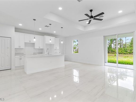 4th image of 718 Foxtail St E