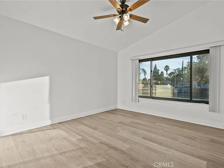 9724 Bothwell Rd — Photo 17