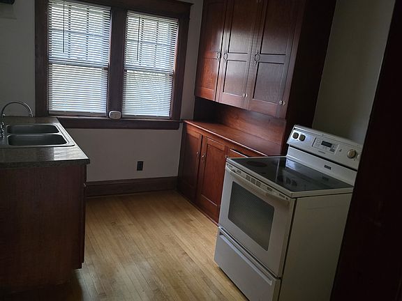 5th image of 700 Elm St #1