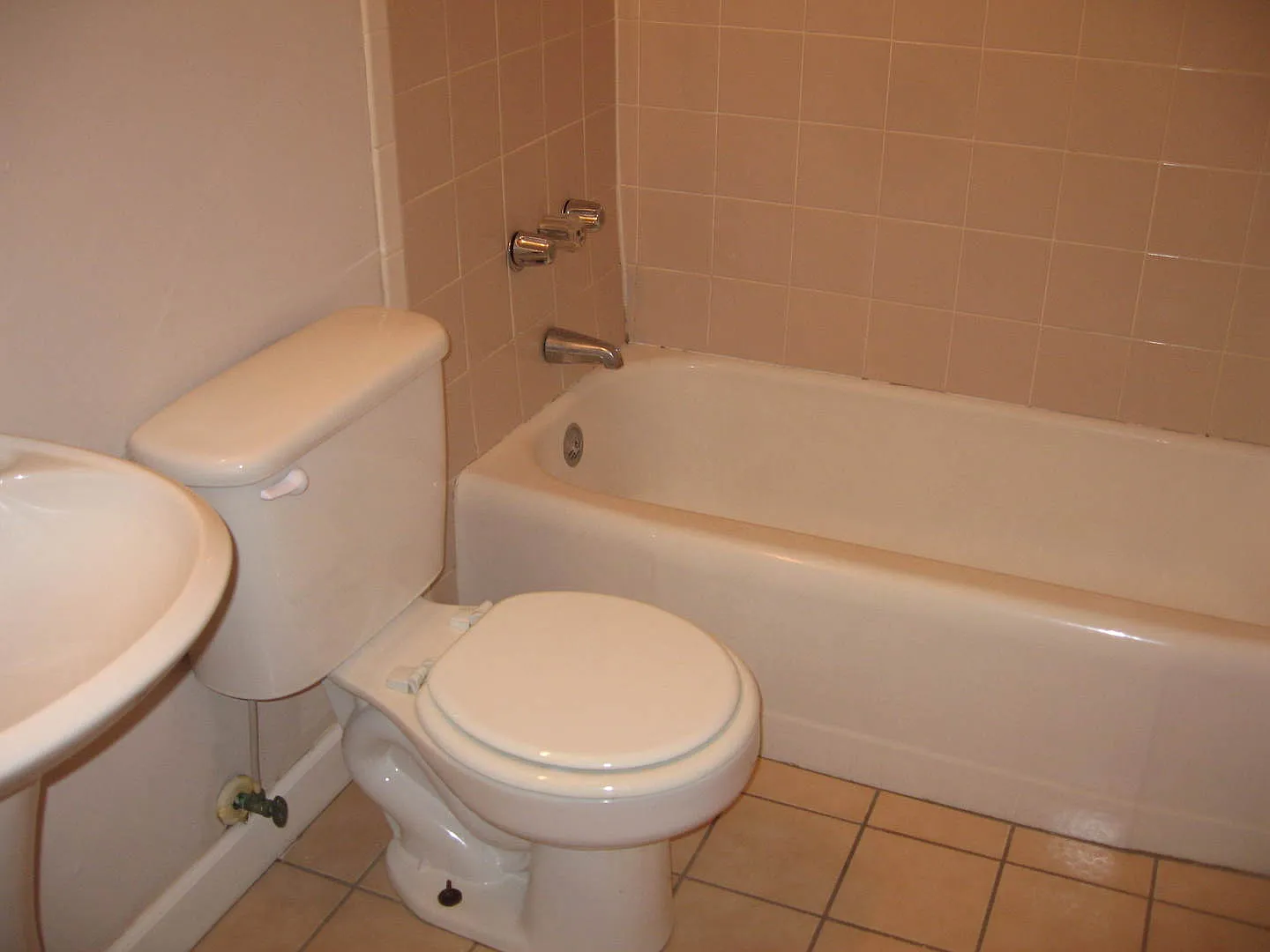 3/1 Home in West Park Manor — Photo 4