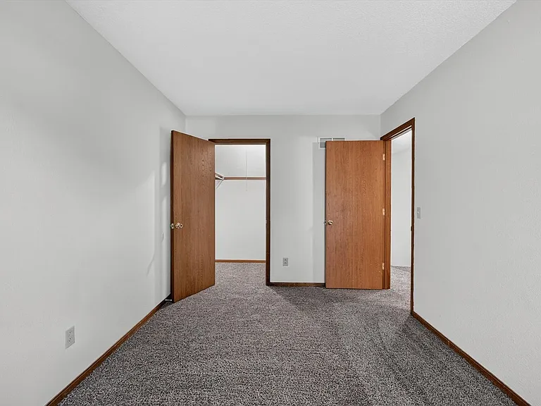 6839-6841 Woodlake — Photo 24