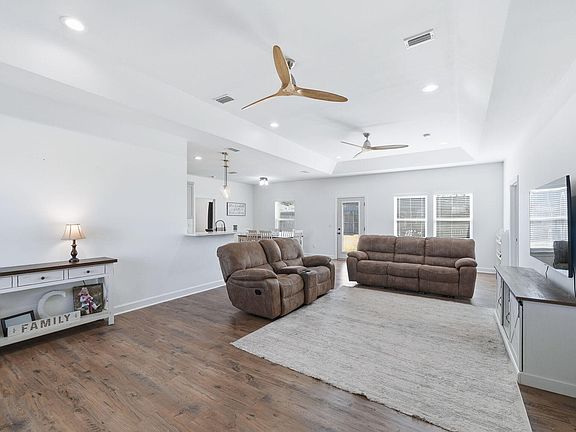 4th image of 705 W 8th St