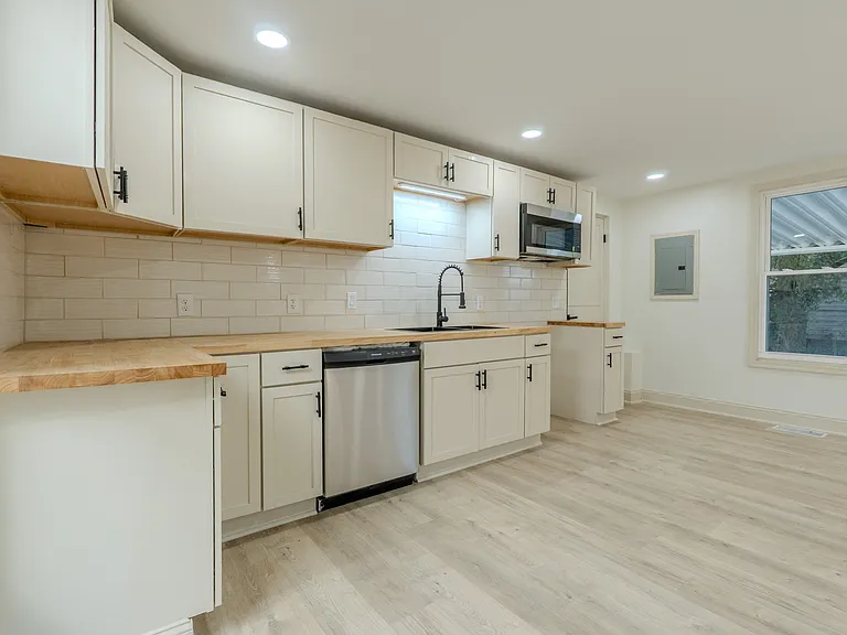 2149 Larch St — Photo 4