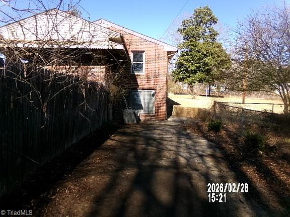 3rd image of 912 Friendly Rd