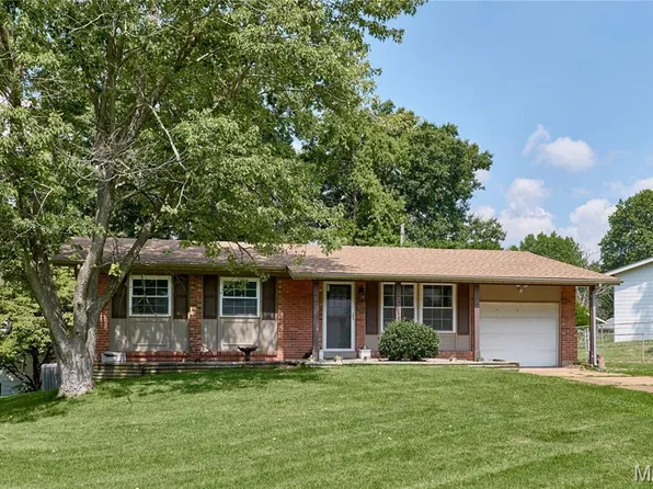 10403 Saint Ives Dr, Saint Louis, MO 63136