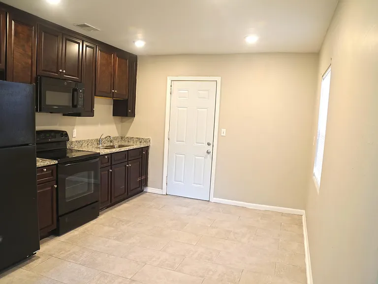 5084 Andrews St — Photo 6