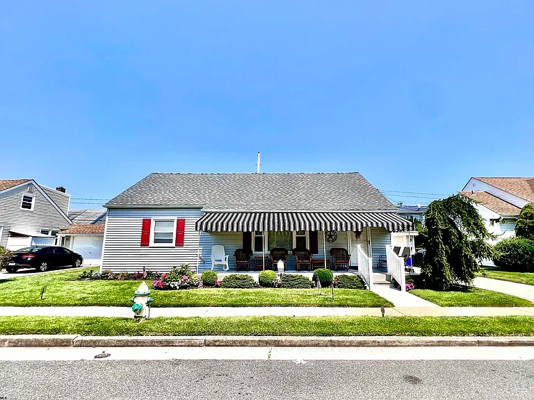 411 N Delavan Ave — Photo 2