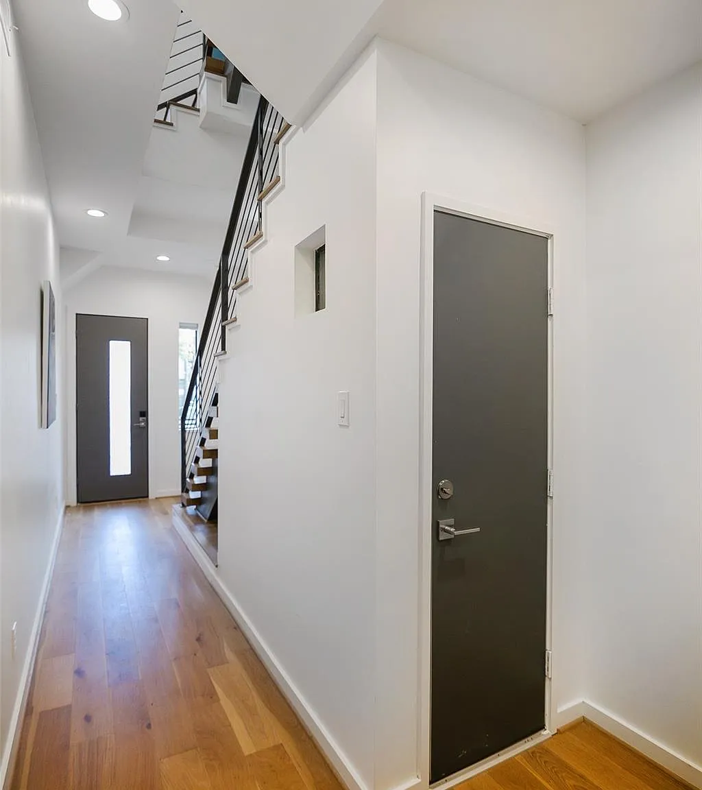 5 bed, 5.5 bath, 2704 sqft, $5,800 — Photo 3