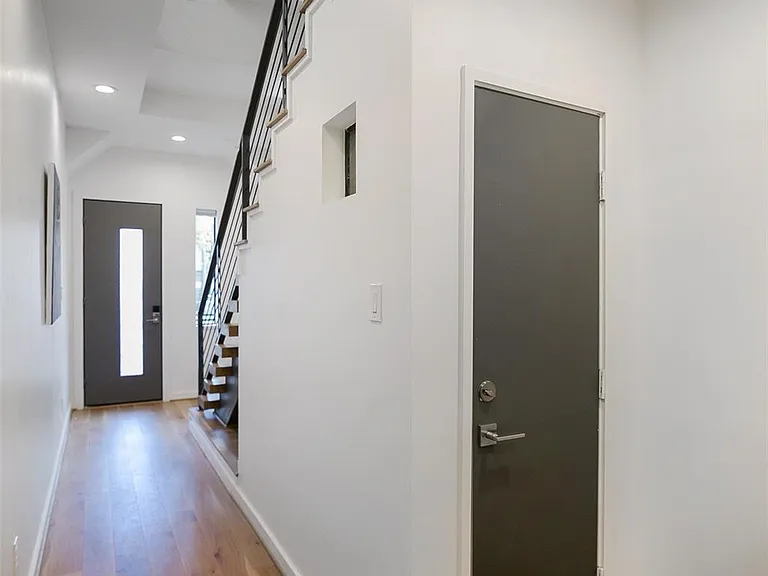 511 Memorial Heights Dr — Photo 3