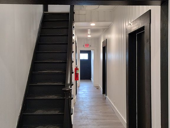 2nd image of 200 W Walnut St Unit 8